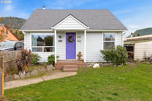 bungalow featuring a front yard