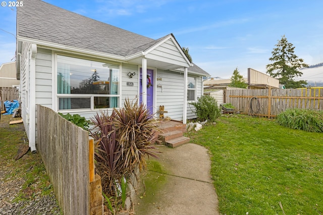 view of front of property with a front yard