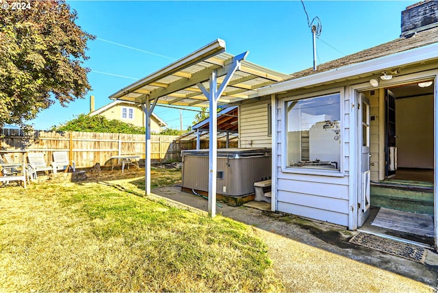 view of yard featuring a hot tub