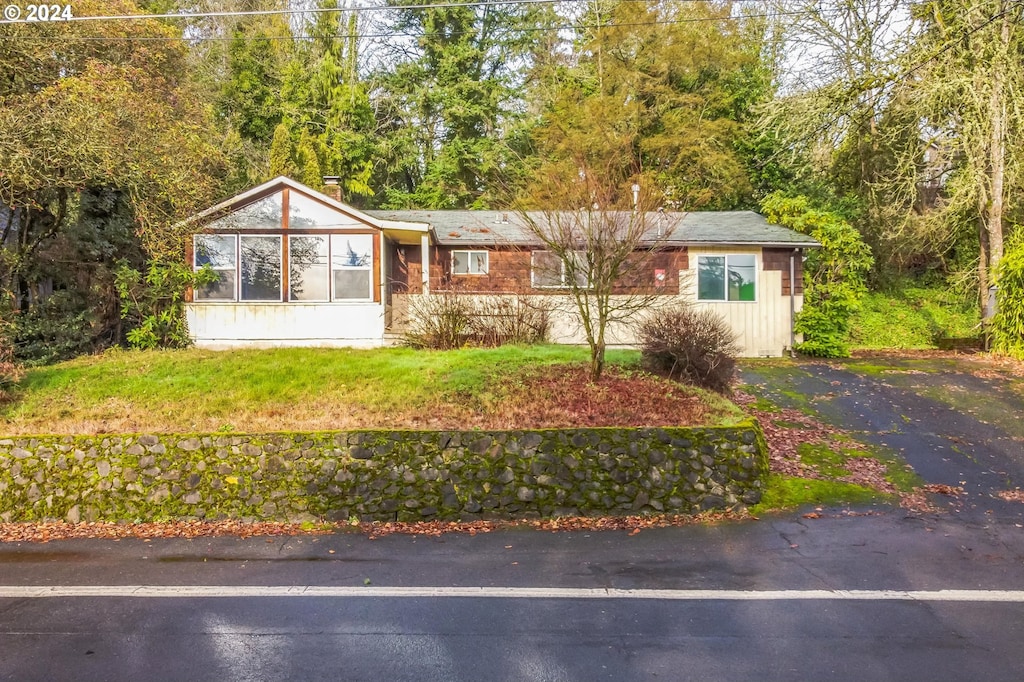 ranch-style home with a front lawn