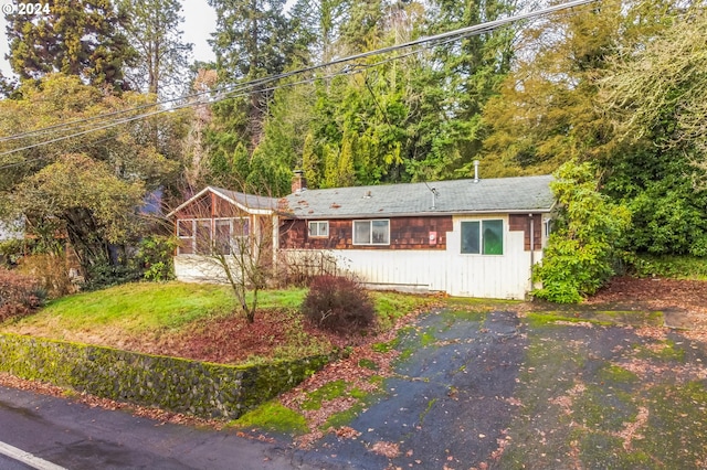 single story home with a front lawn