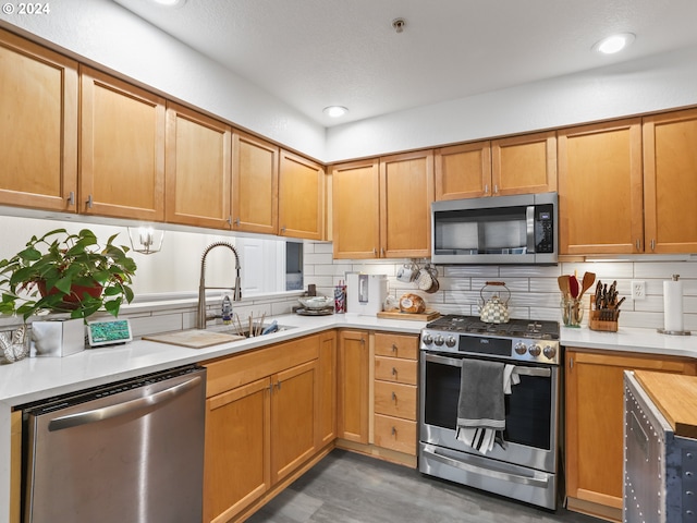 kitchen with decorative backsplash, stainless steel appliances, dark wood-type flooring, and sink