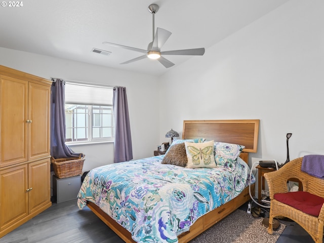 bedroom with ceiling fan