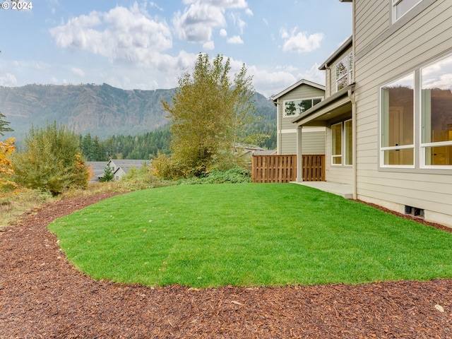 view of yard featuring a mountain view