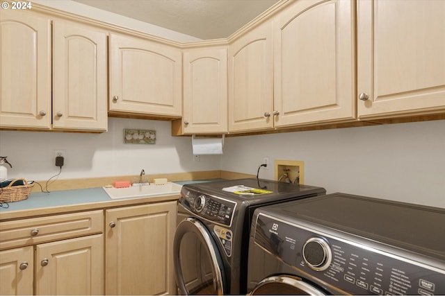 laundry area with sink, cabinets, a textured ceiling, and independent washer and dryer