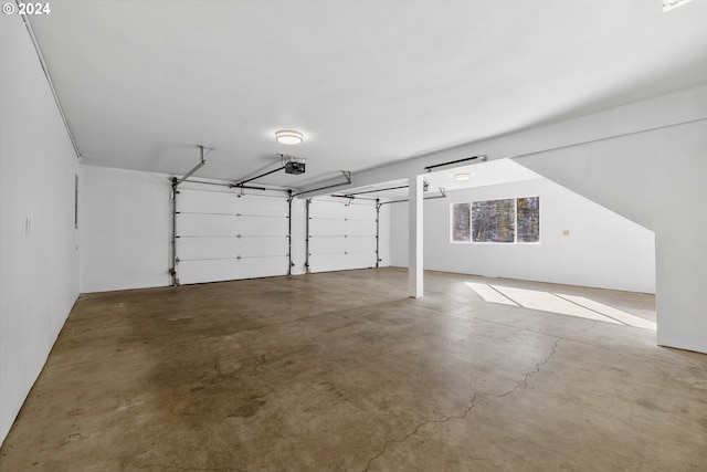 17250 Beverly Ln, Bend, OR 97707 - garage with a garage door opener