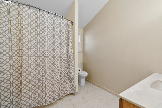 17250 Beverly Ln, Bend, OR 97707 - bathroom with tile patterned flooring, vanity, toilet, lofted ceiling, and a shower with curtain