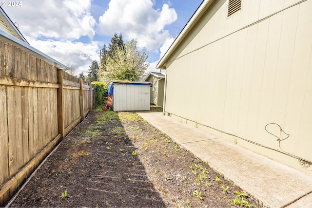 view of yard with a storage shed