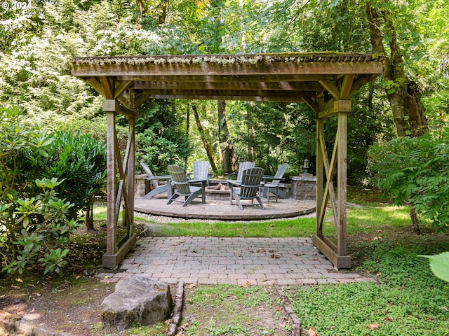 view of yard featuring a pergola, a patio area, and an outdoor fire pit