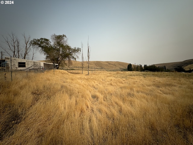 view of yard featuring a rural view