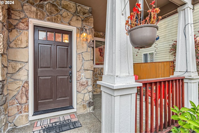 property entrance featuring a porch