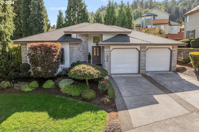 view of front of house featuring a front yard