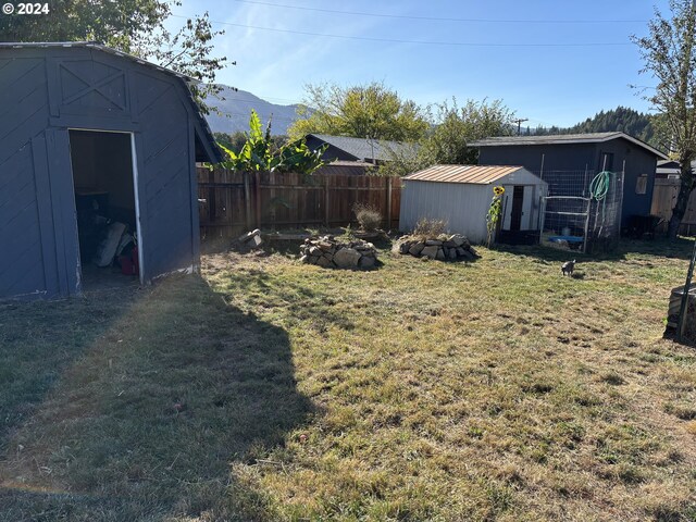 view of yard featuring a mountain view and a storage unit