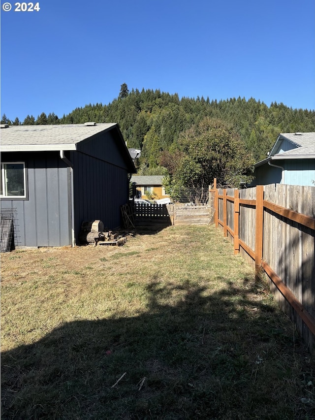 view of yard featuring an outbuilding