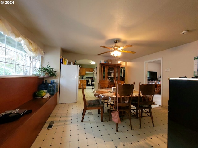 dining space with ceiling fan