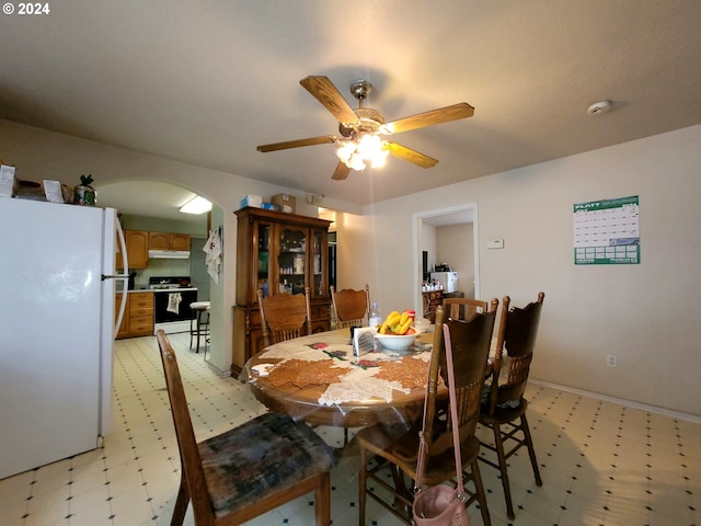 dining space with ceiling fan