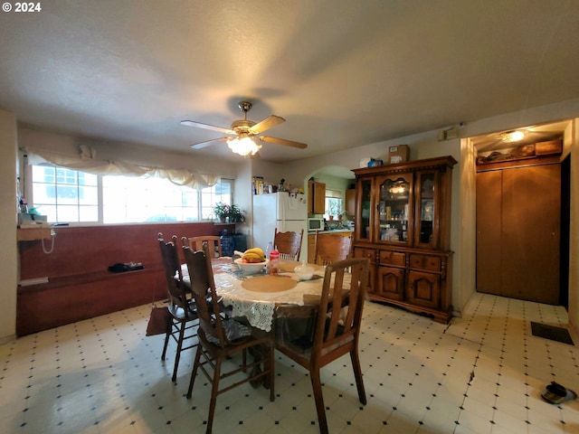 dining room with ceiling fan