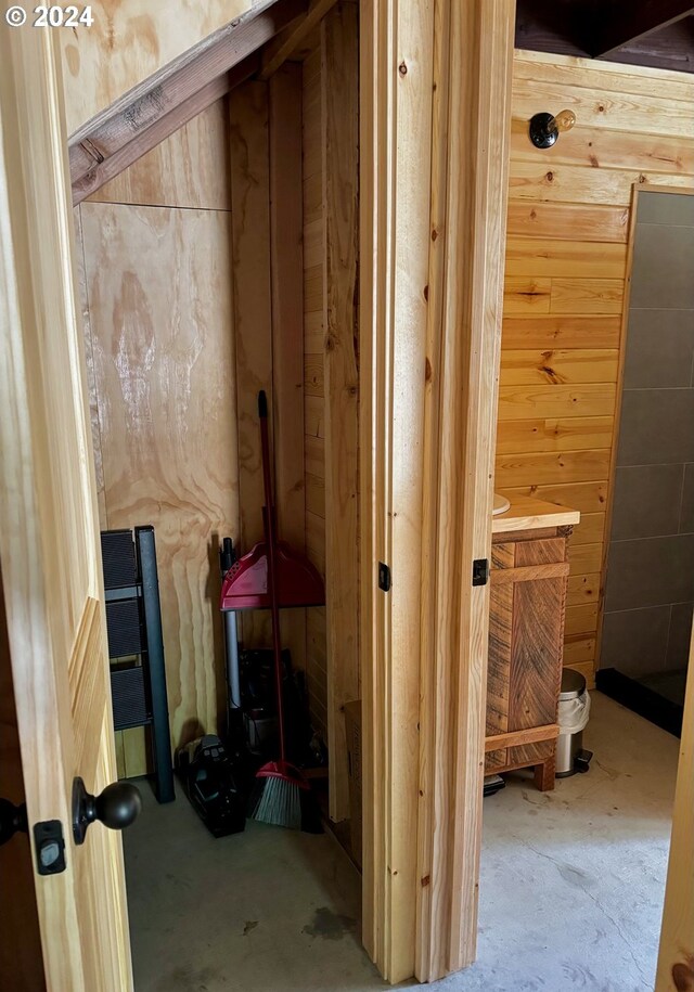 bathroom featuring concrete flooring