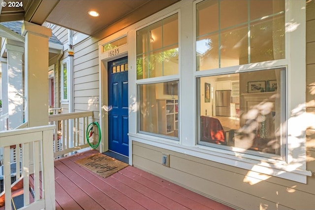 property entrance featuring a porch