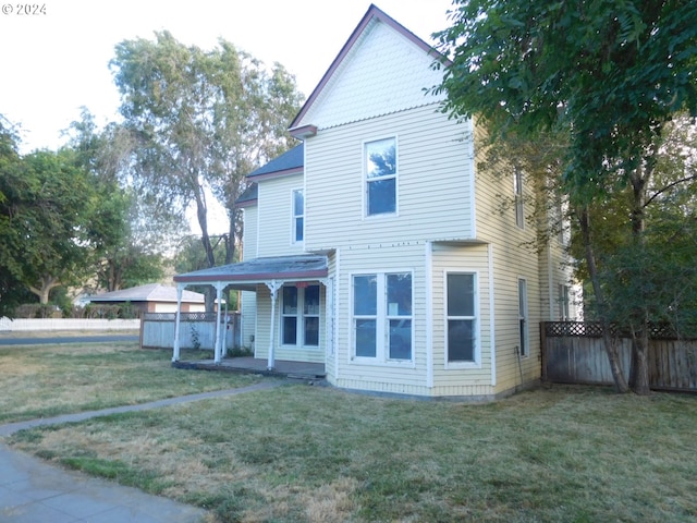 view of front of property featuring a front lawn