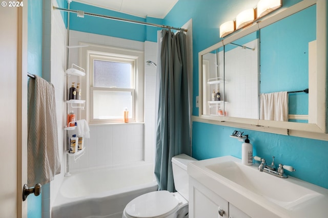 full bathroom featuring shower / tub combo with curtain, vanity, and toilet