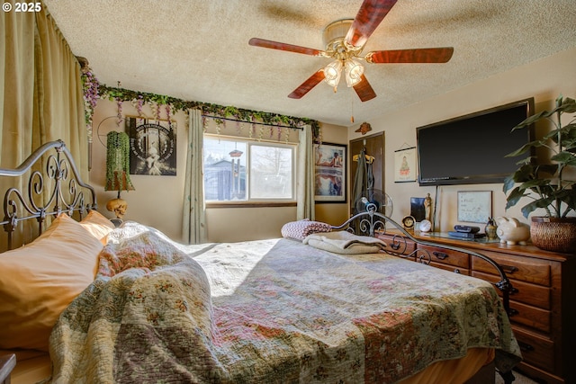 bedroom featuring ceiling fan and a textured ceiling