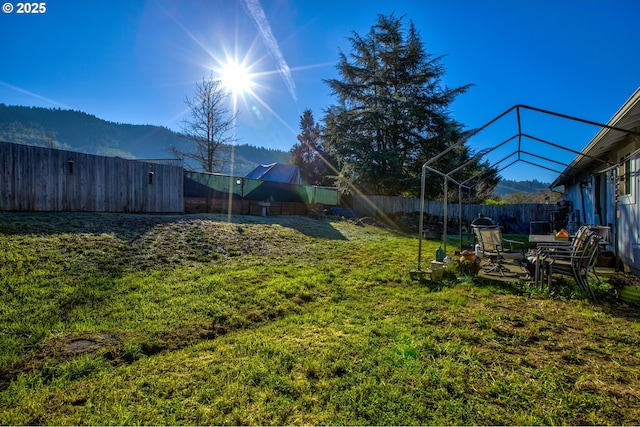 view of yard featuring a mountain view