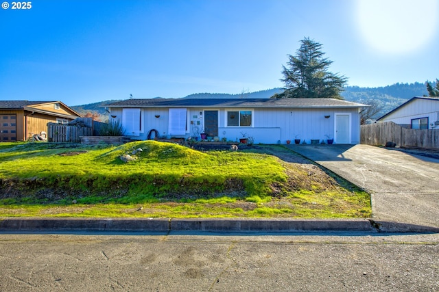 ranch-style house featuring a front lawn