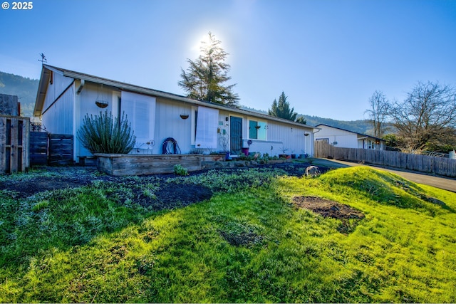 single story home with a front yard