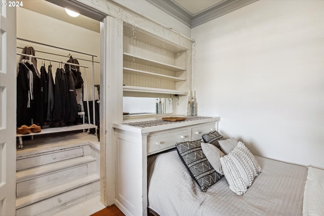 bedroom featuring light hardwood / wood-style flooring, a closet, and crown molding