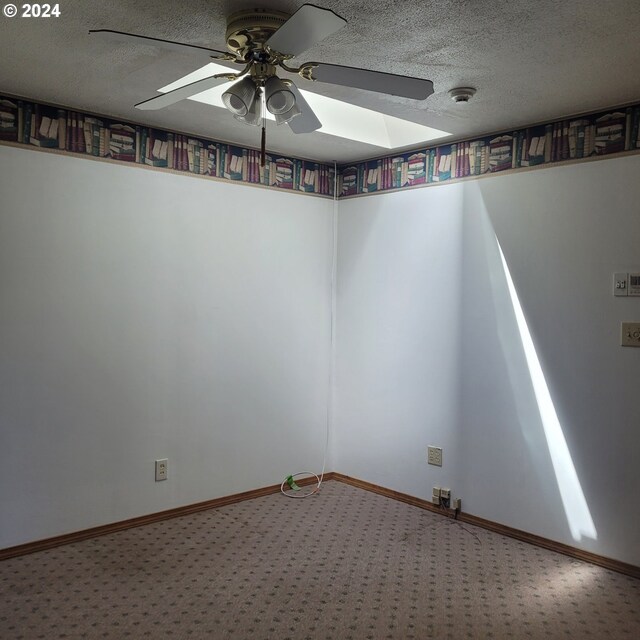 unfurnished room with ceiling fan, a textured ceiling, and carpet flooring