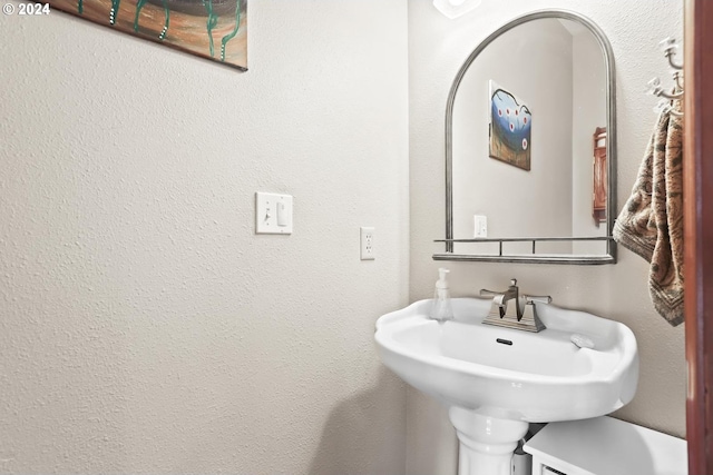 bathroom featuring sink