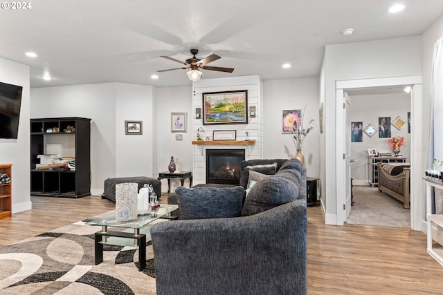 carpeted living room featuring ceiling fan