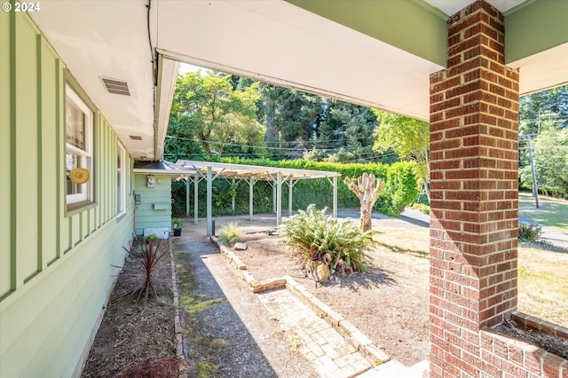 view of yard featuring a pergola