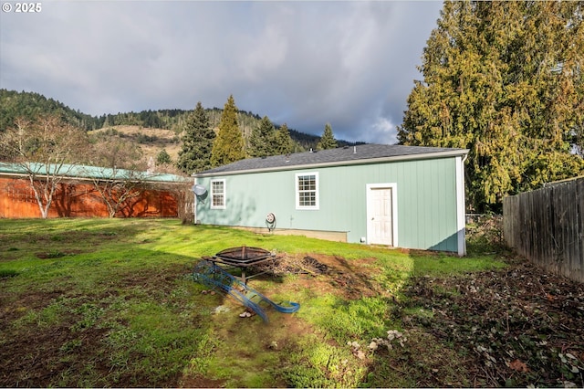 680 NE Laurance St, Myrtle Creek, OR 97457 - rear view of property featuring a fenced backyard, an outdoor fire pit, and a mountain view