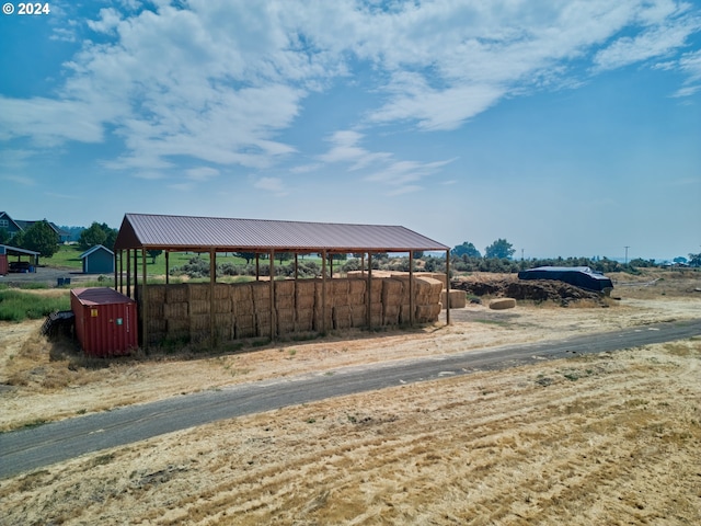 view of yard with an outdoor structure