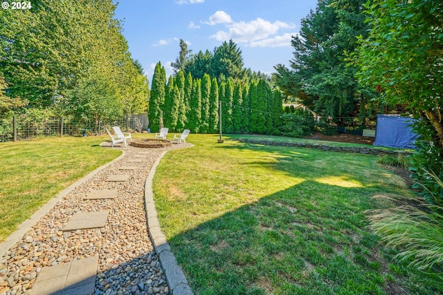 view of yard featuring an outdoor fire pit