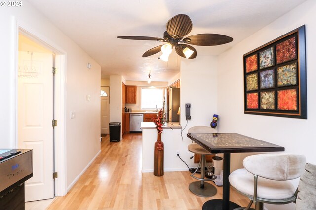 dining room featuring light hardwood / wood-style floors, sink, and ceiling fan