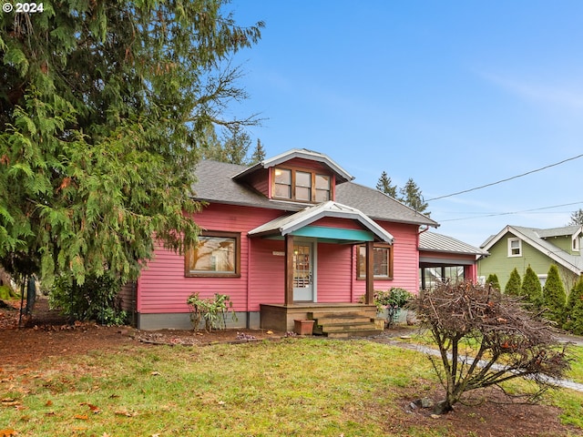 view of front of home featuring a front lawn