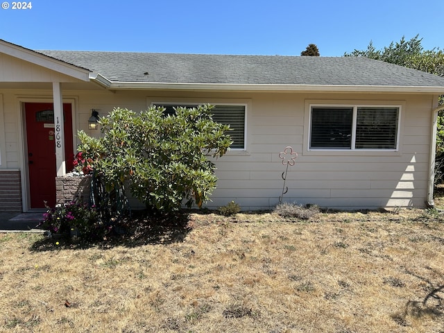 view of front facade with a front lawn