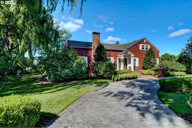 view of front of home with a front lawn