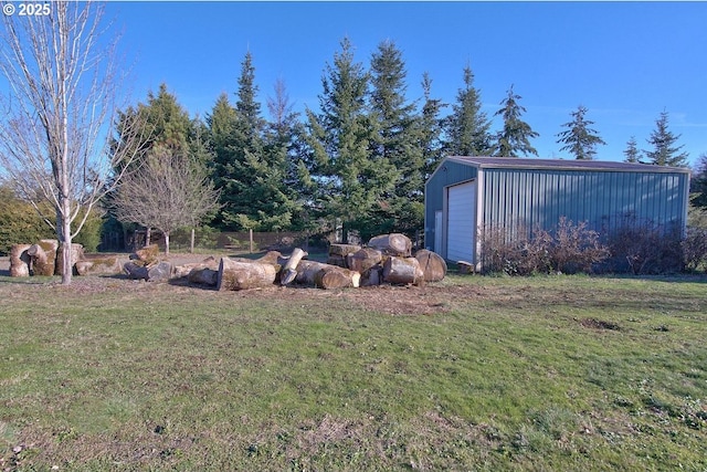 view of yard with an outdoor structure and a garage