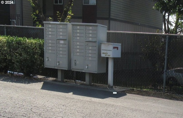 view of property's community featuring mail boxes