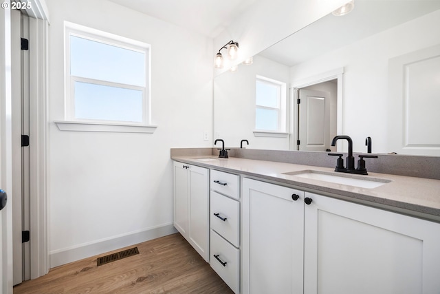 1588 NE 8th Pl, Hermiston, OR 97838 - full bath with double vanity and wood finished floors