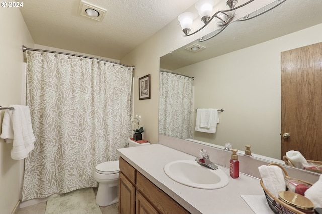 bathroom featuring a shower with shower curtain, a textured ceiling, vanity, and toilet