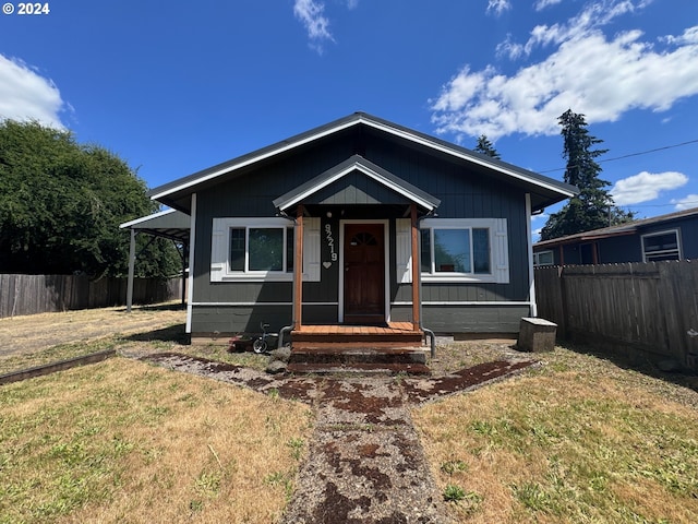 view of front facade with a front yard