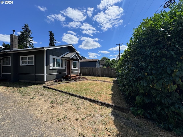 view of front facade featuring a front lawn