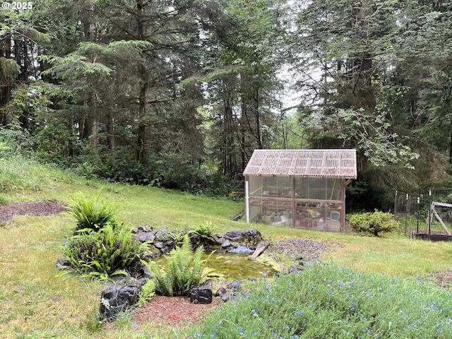 view of yard with an outbuilding