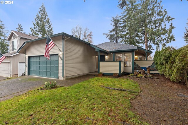 view of front of property featuring a front yard