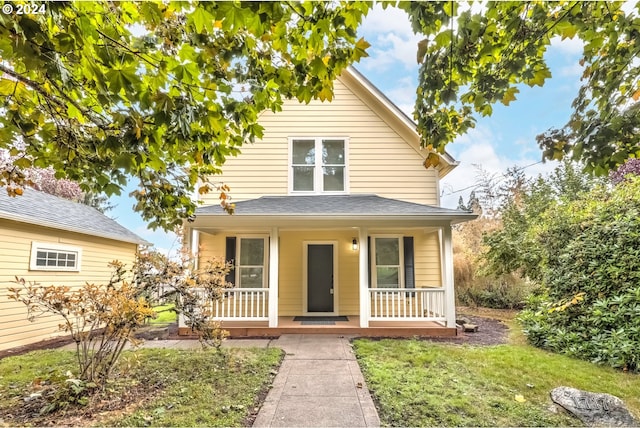 view of front facade featuring a front yard and a porch